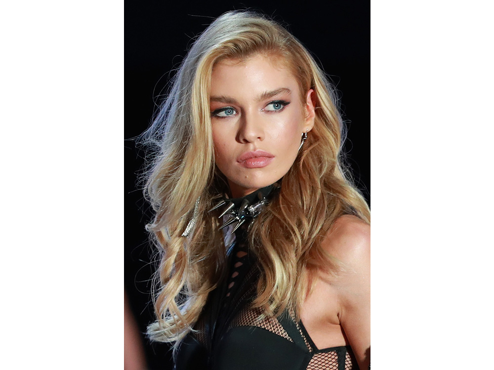 stella maxwell beauty look capelli trucco (9)