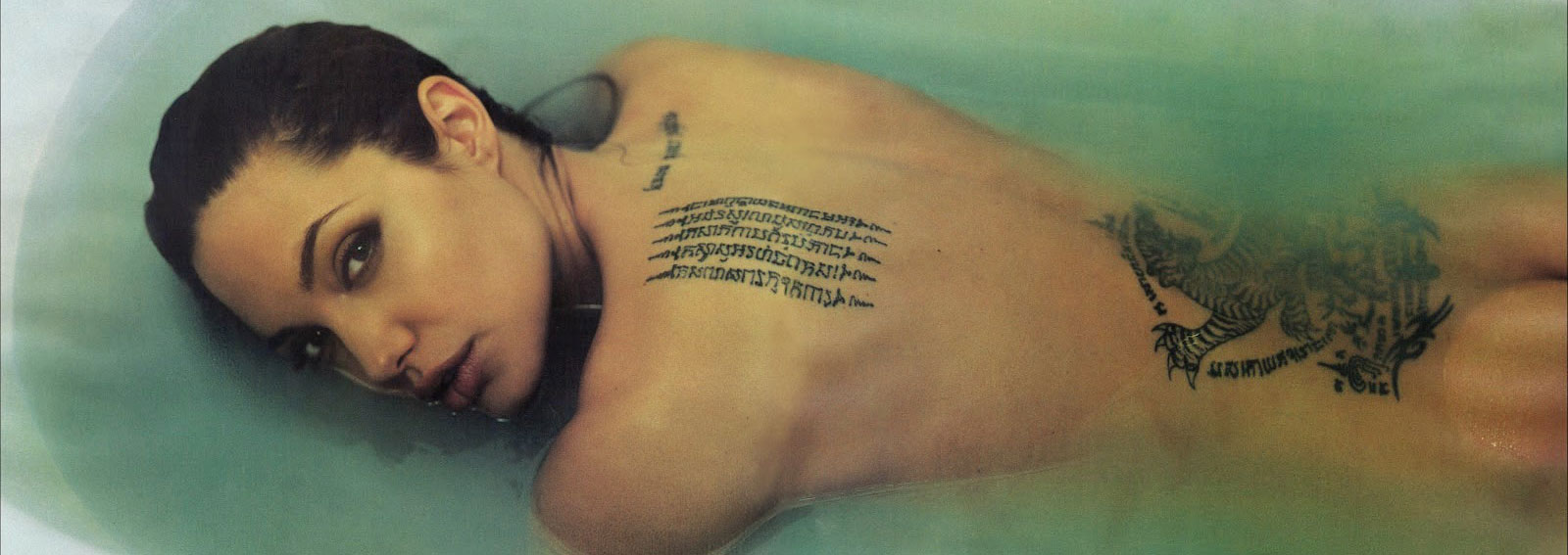 visore-tattoo-changing-desk