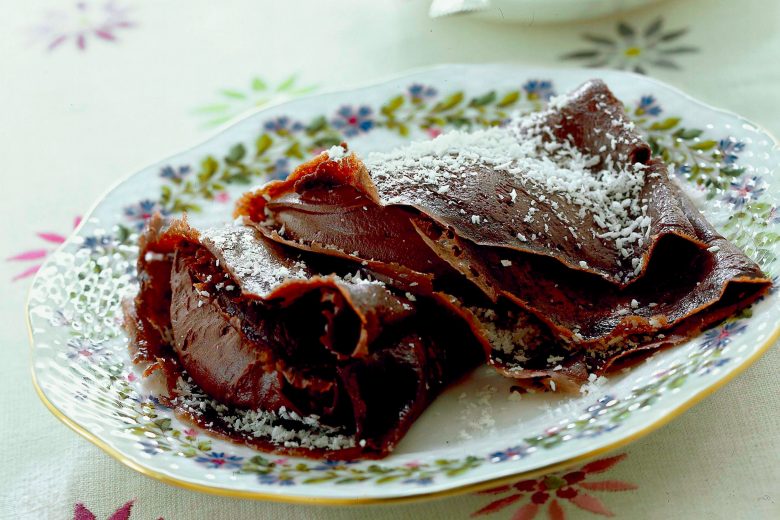 Crepes al cacao con cioccolato e cocco