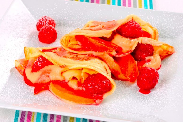 Crepes dolci con frutta e crema