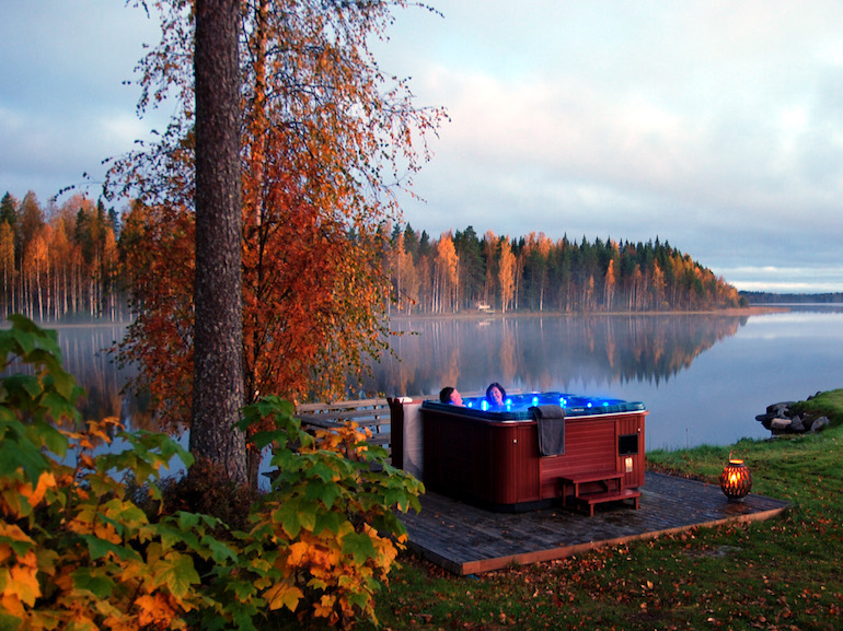 Hot tub by the lake