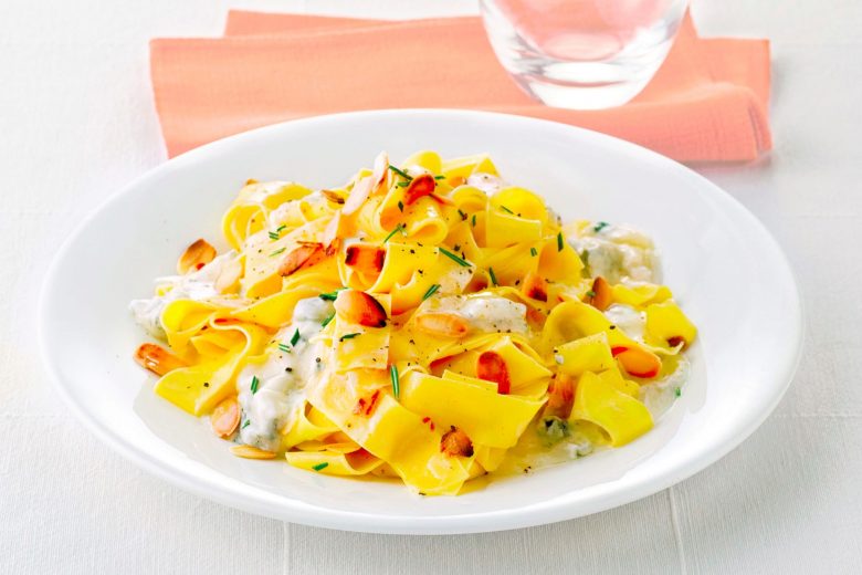 Pasta all’uovo con crema di zola