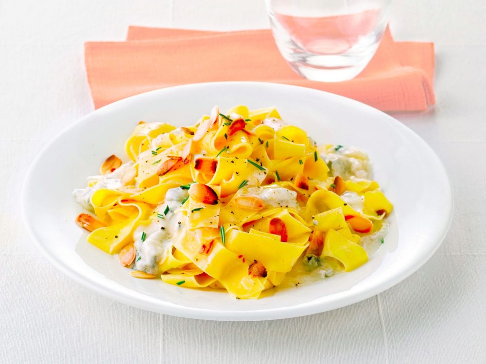 Pasta all'uovo con crema di zola