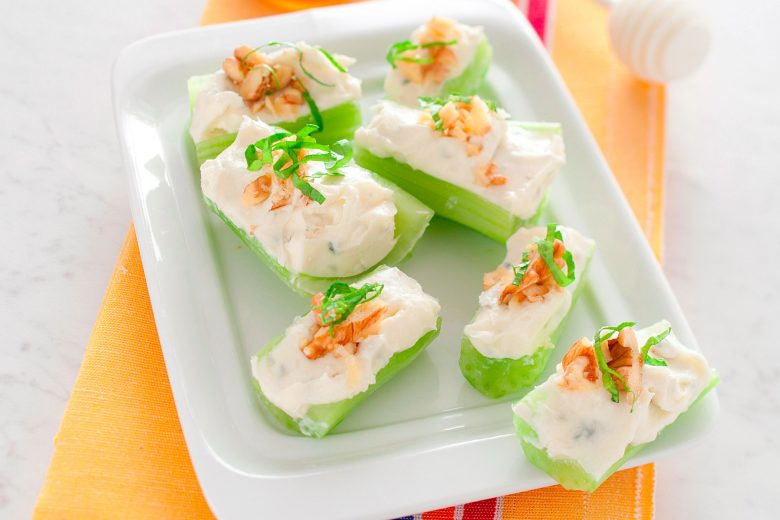 Stuzzichini al sedano con mascarpone e gorgonzola