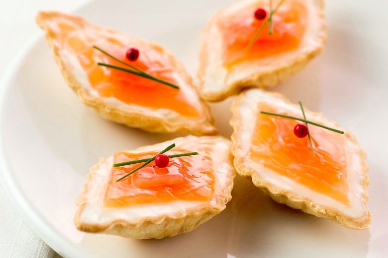 Tartellette di pasta brisée al salmone