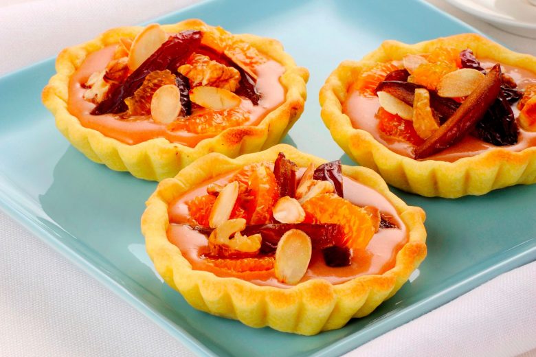 Tartellette dolci con pasta brisée e frutta