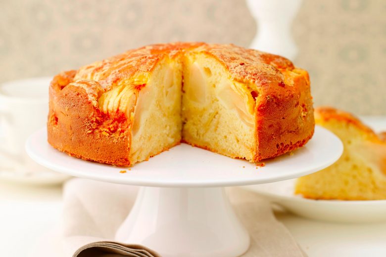 Torta di mele soffice con crema alla cannella