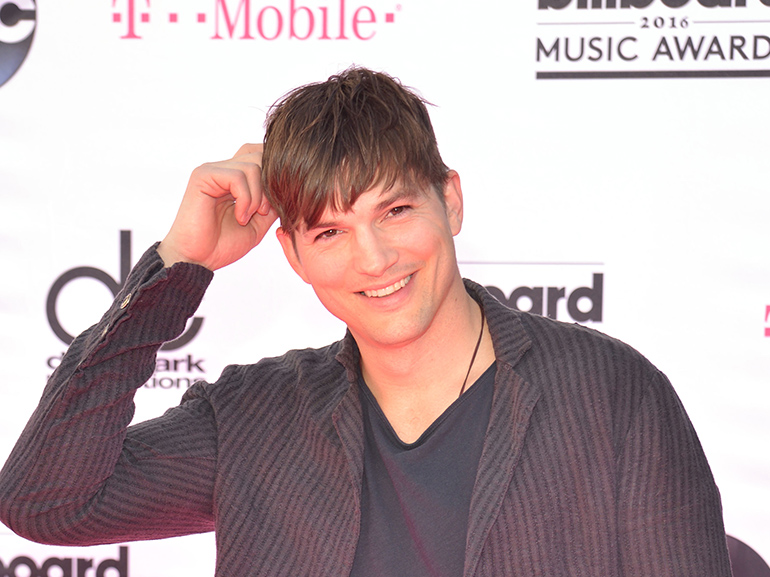 cover ashton kutcher divorzio demi moore mobile