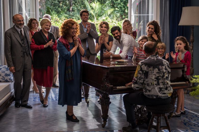 A chi piacerà (e a chi no) il nuovo film di Muccino, A casa tutti bene
