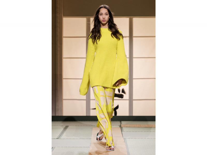 19_hmstudioss18_runway_yasmine_w