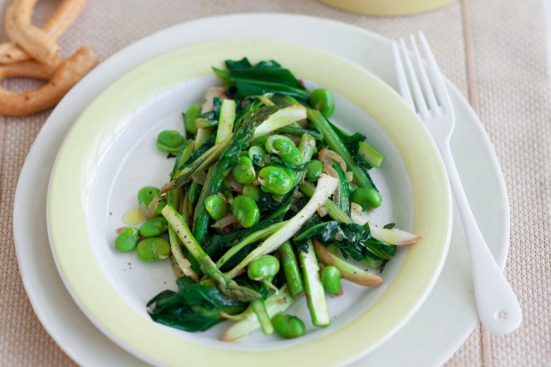 Asparagi in padella con fave e verdure primaverili