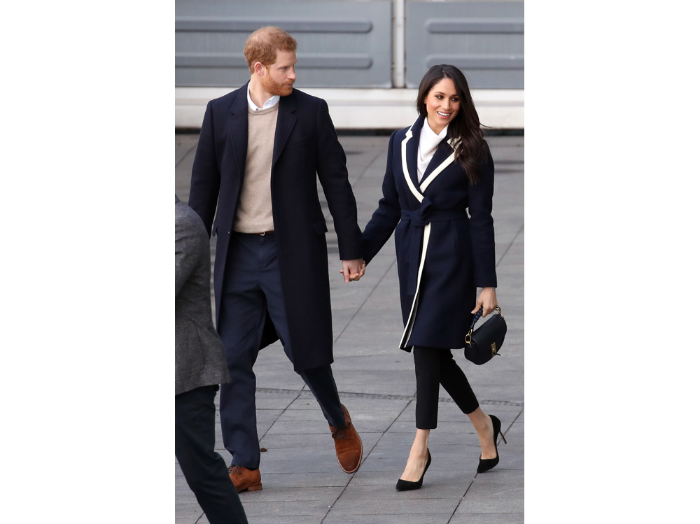 MEGHAN-MARKLE-cappotto-J.-Crew-e-borsa-Altuzarra