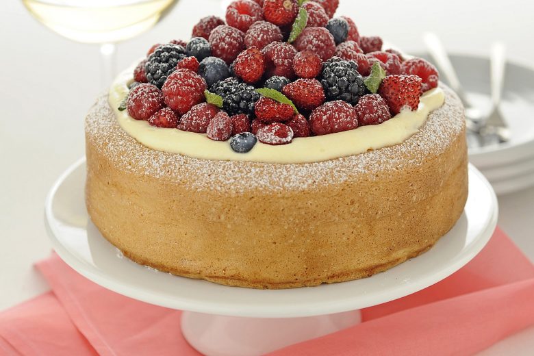 Pan di Spagna alto e soffice con frutta e crema chantilly
