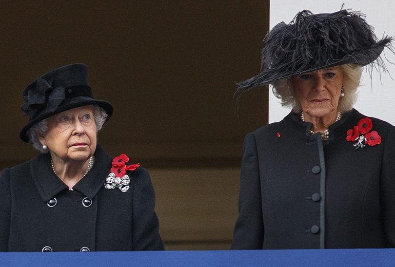 La Regina Elisabetta ha definito Camilla «una donna malvagia» (dopo aver bevuto dei Martini)
