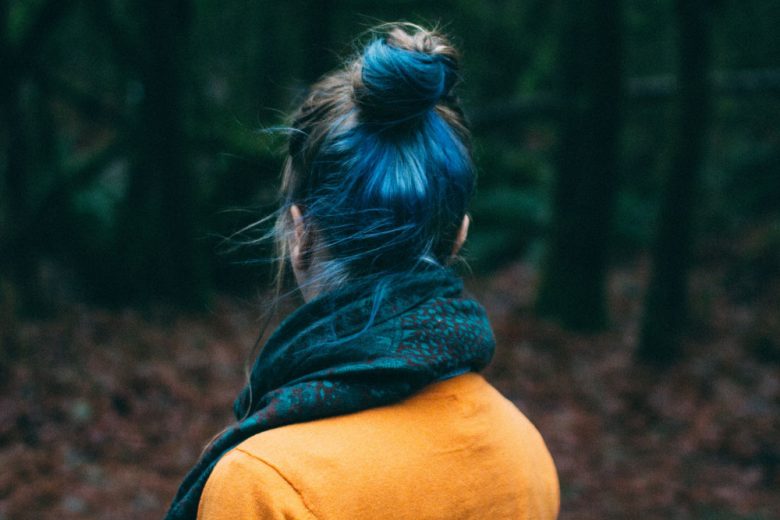 Oceanic brunette hair: la nuova tendenza capelli castano e blu