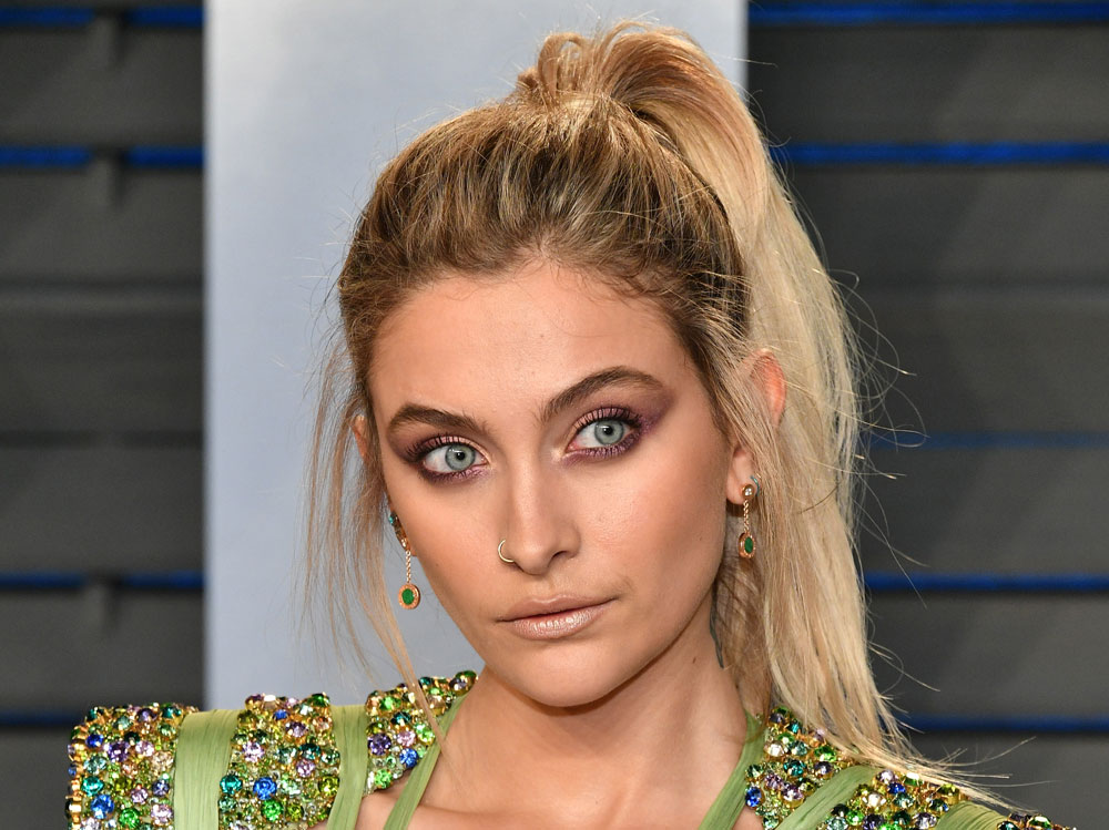 paris-jackson-copia-il-look-trucco-glowy-e-labbra-metallizzate–(4)