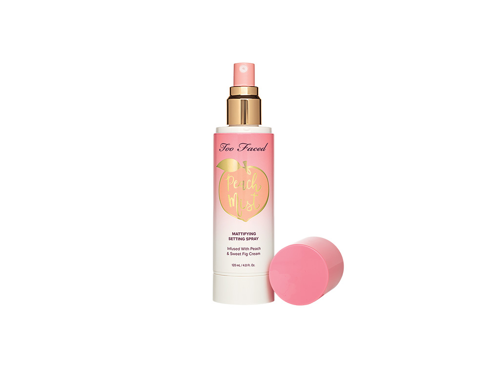 spray fissante too faced sweet peach paris jackson copia il look trucco glowy e labbra metallizzate (1)