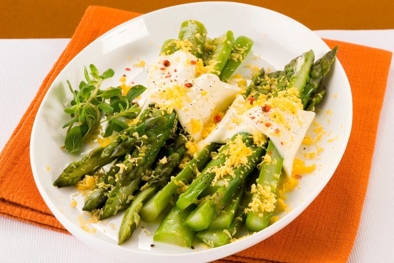 Asparagi lessi con formaggio e mimosa