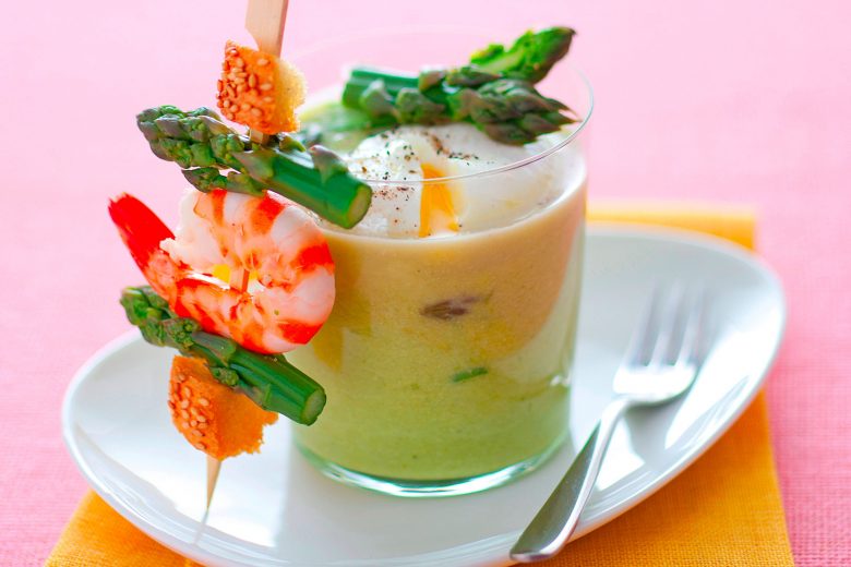 Crema di asparagi verdi con spiedini di gamberi