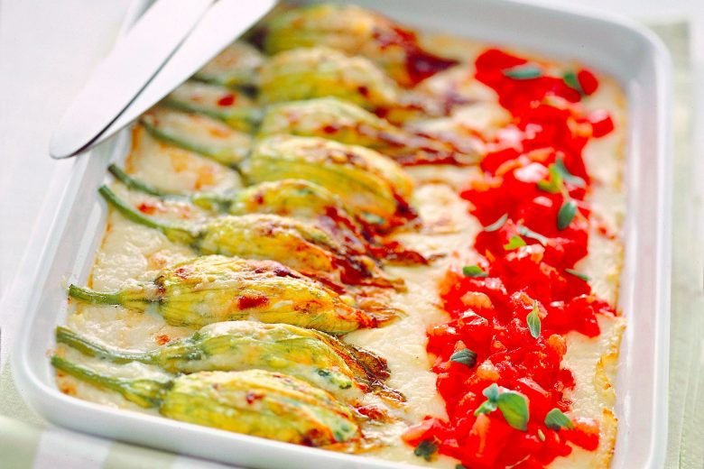 Fiori di zucchina al forno con pomodori e besciamella