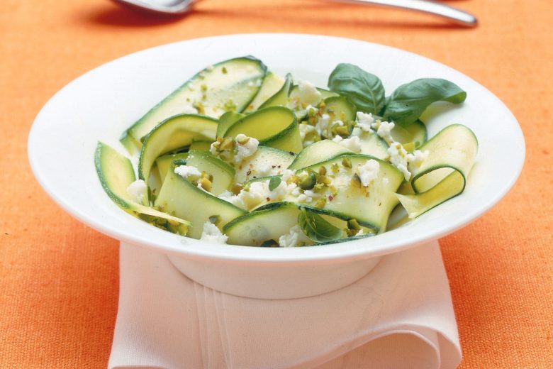 Insalatona light con zucchine e feta
