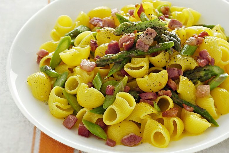 Pasta alla carbonara con asparagi e zafferano
