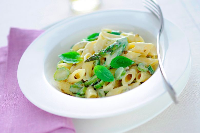 Pasta con formaggio cremoso e asparagi