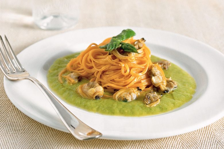 Pasta fresca con crema di asparagi e vongole