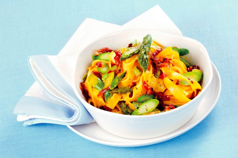 Tagliatelle agli asparagi, panna e prosciutto