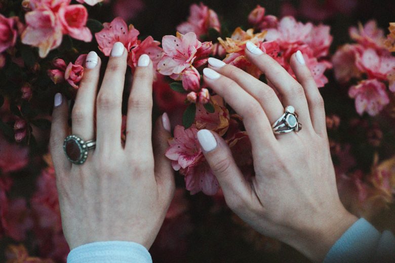 Unghie bianche: le manicure più glam e le nail art in white
