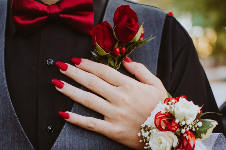 Il rosso è il colore chic da indossare ogni momento: ecco alcune idee di nail art semplici ma elegantissime