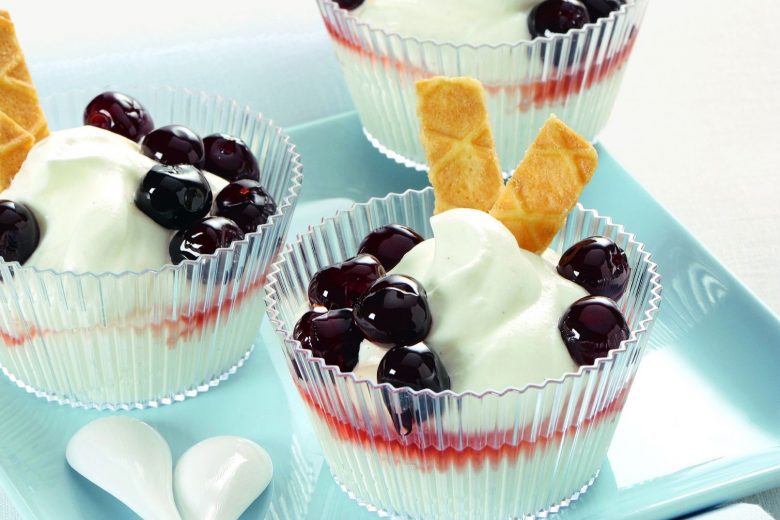 Dessert di yogurt greco con amarene sciroppate