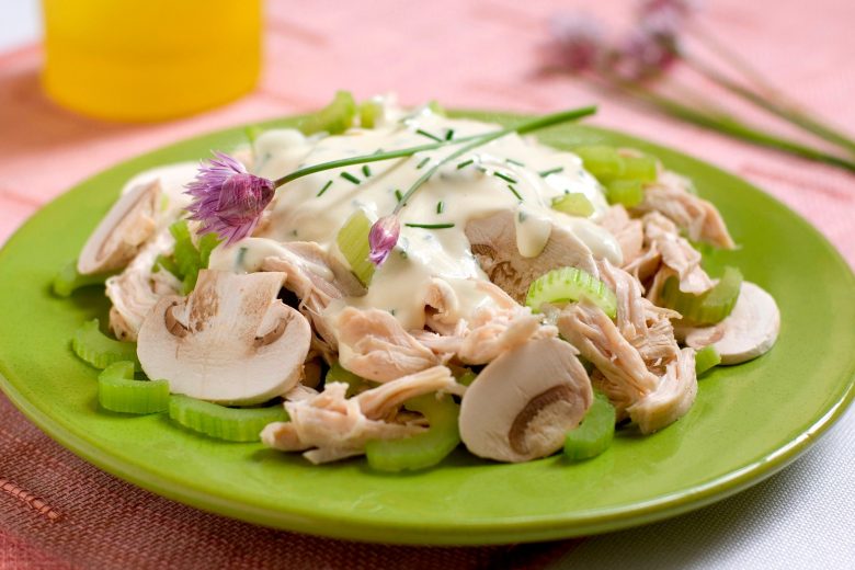 Insalata di pollo con sedano e champignon