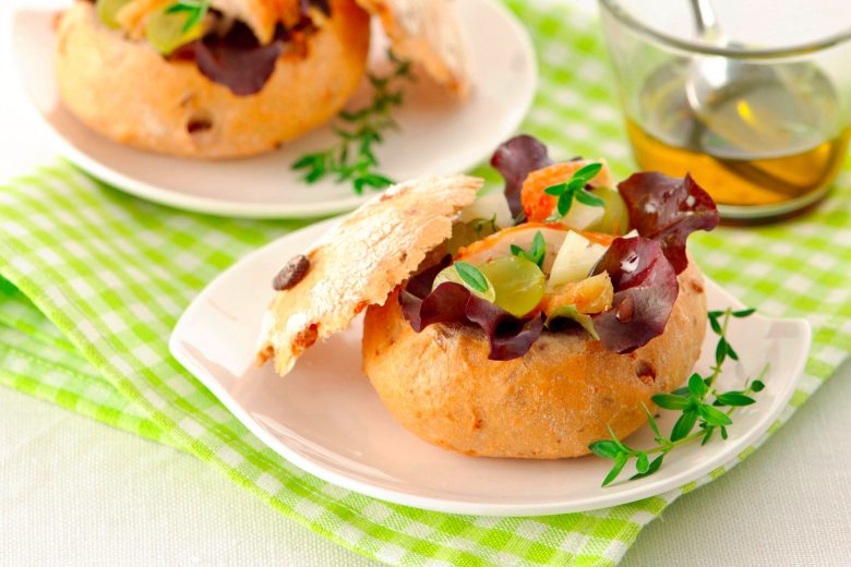 Insalata di pollo nel pane alle noci