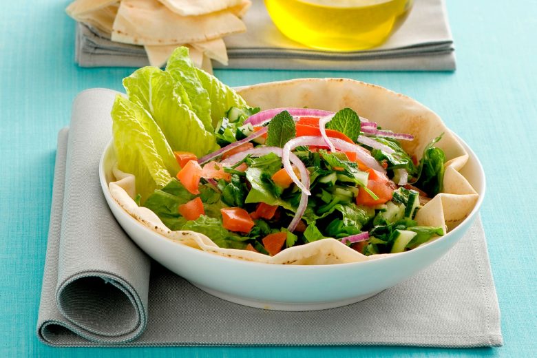Insalata nel cestino di pane pita