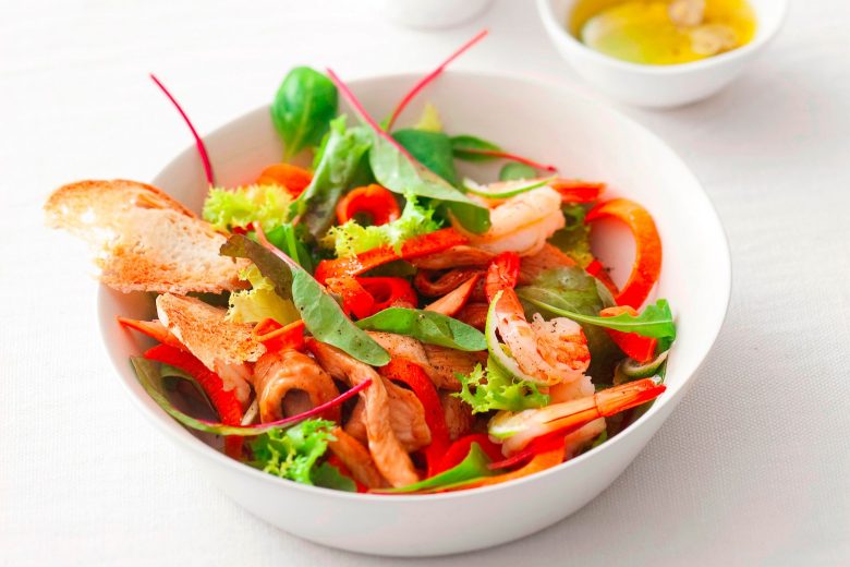 Insalata ricca con pollo e gamberi