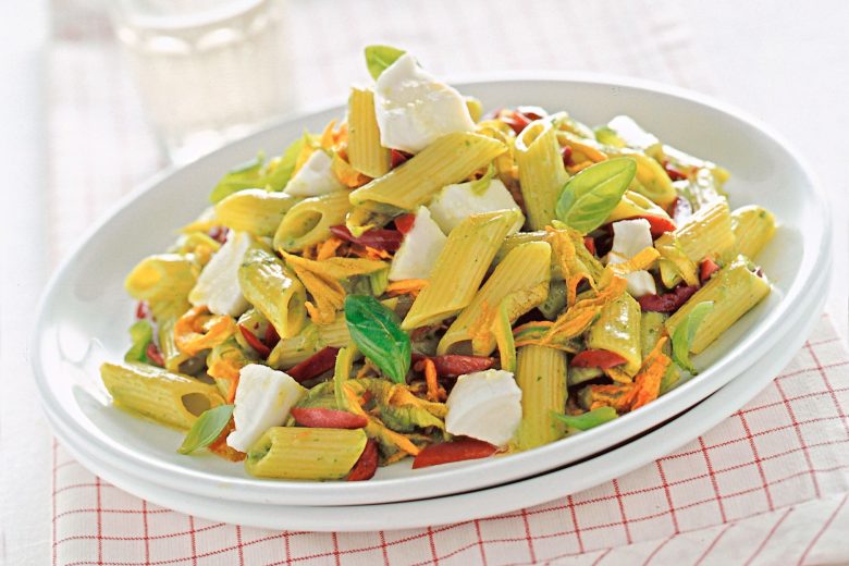 Pasta con fiori di zucca e mozzarella