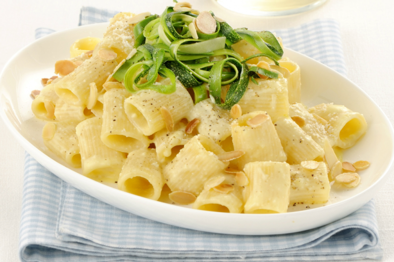 Pasta con uova, zucchine e formaggio spalmabile