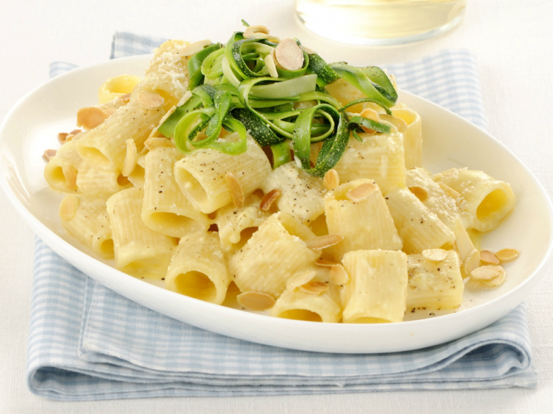 Pasta con uova, zucchine e formaggio spalmabile
