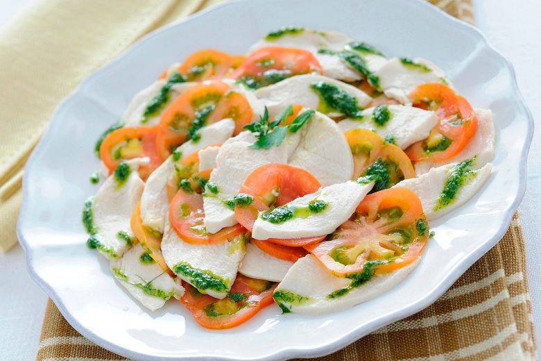 Pollo lesso al pesto in insalata
