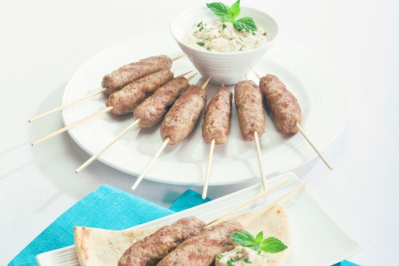 Souvlaki con salsa allo yogurt greco