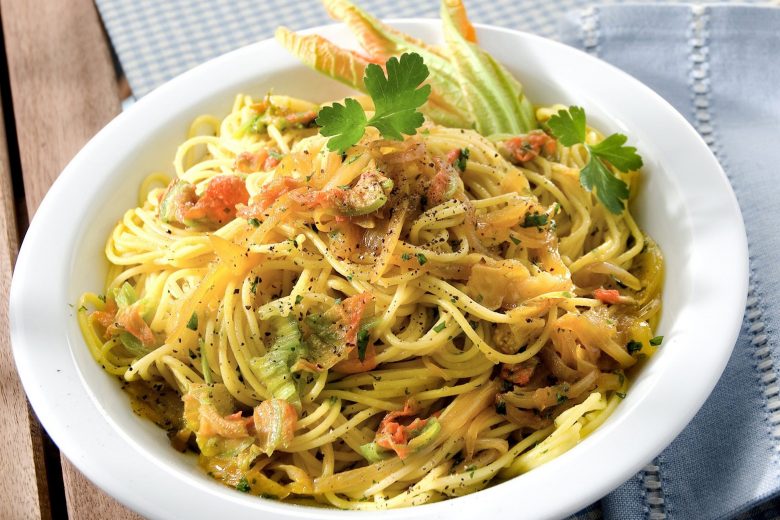 Spaghetti con fiori di zucchina e zafferano