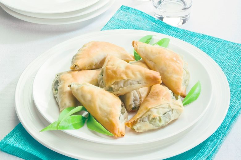 Triangoli di pasta fillo con feta e spinaci