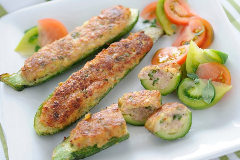 Zucchine ripiene con prosciutto cotto e carne trita
