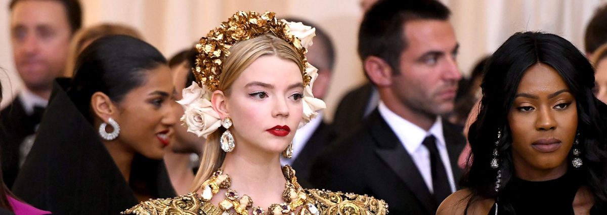 ana-taylor-joy-beauty-look-capelli-make-up-cover-desktop