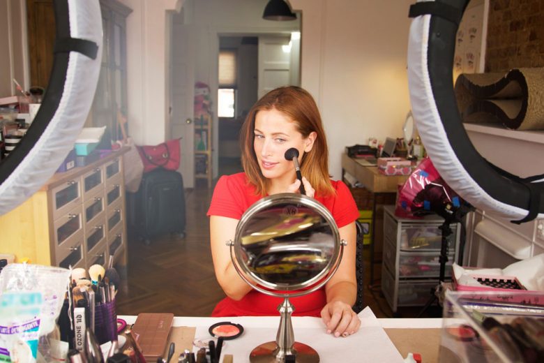 Clio Zammatteo: «Ho iniziato con i tutorial di trucco su YouTube, ora vivo a New York»