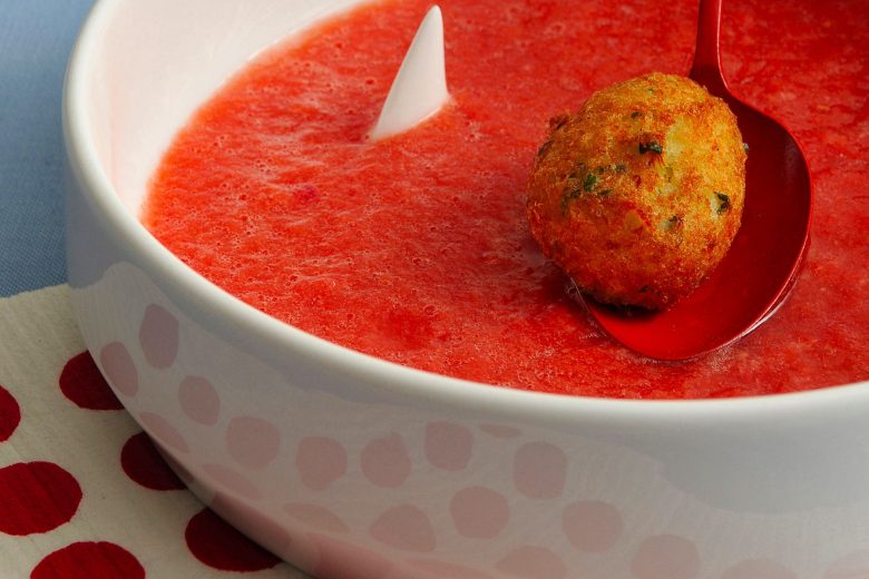 Gazpacho al pomodoro con polpette di pesce