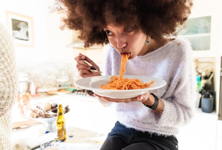 Perché quando siamo arrabbiati mangiamo di più