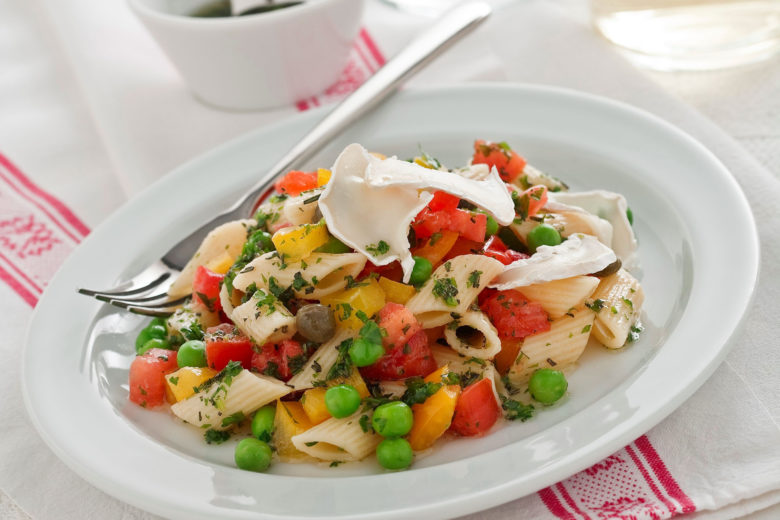 Insalata di pasta fredda con verdure e formaggio