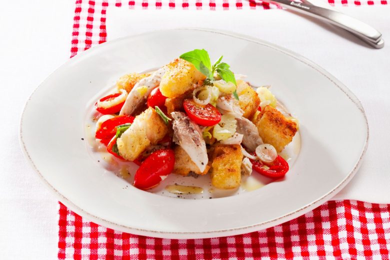Panzanella al pesce con pane croccante